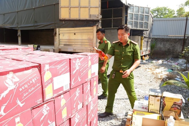 Thu giu gan 16.000 chai ruou ngoai tri gia 15 ty dong hinh anh