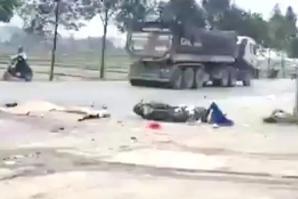 Va cham voi xe tai, 2 me con tu vong hinh anh