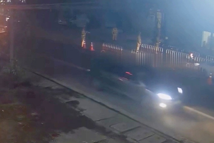 Nam thanh nien thong chot kiem tra nong do con, tong CSGT bi thuong hinh anh