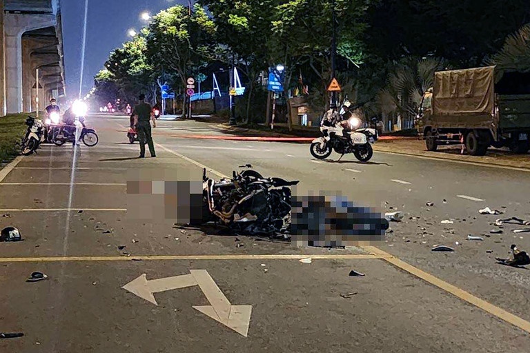 Moto doi dau xe may o cua ngo TP.HCM, 2 nguoi tu vong hinh anh