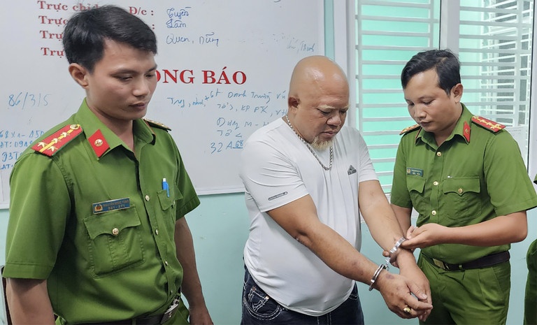Bat doi tuong di xe Jeep dot phao sang, 'mua' con nhi khuc giua pho hinh anh