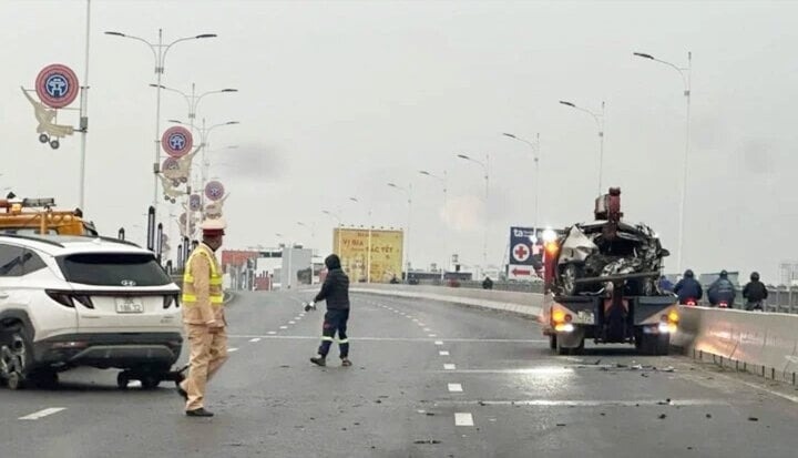 Cong an Ha Noi thong tin vu 2 oto tong nhau bep rum tren cau Vinh Tuy hinh anh