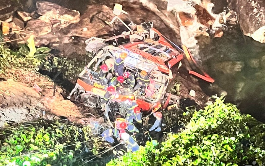 Xe khach lao xuong vuc o cao toc, nhieu nguoi thuong vong hinh anh