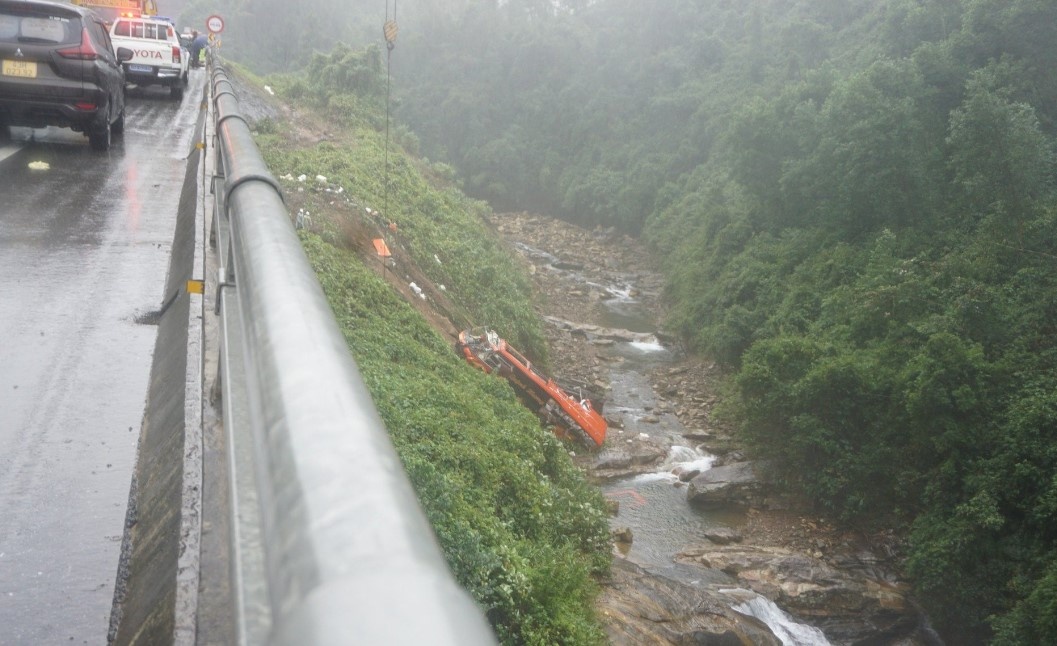 Canh sat xuyen dem cuu nan vu xe khach lao xuong vuc, 2 nguoi tu vong hinh anh