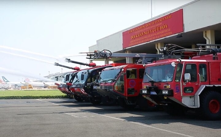 Chi mat 2 phut de xe cuu hoa tiep can khi may bay chay o Tan Son Nhat hinh anh