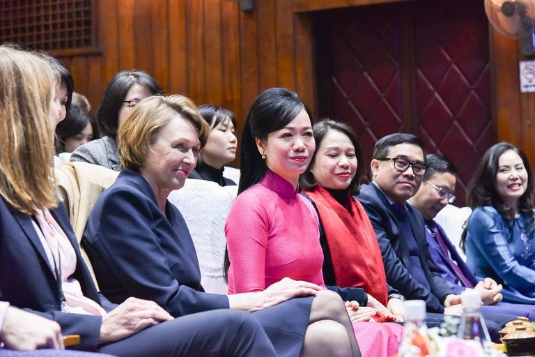 Phu nhan Chu tich nuoc Viet Nam va phu nhan Tong thong Duc xem mua roi hinh anh