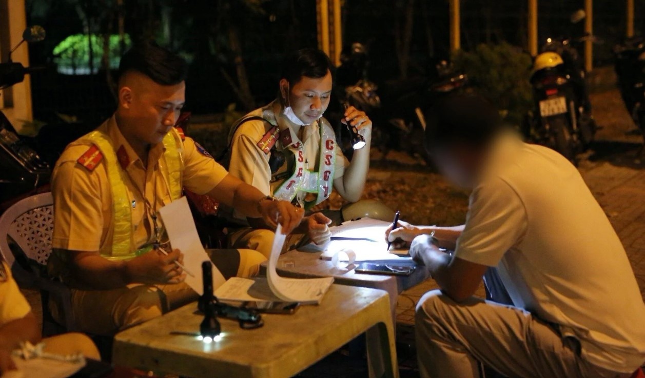 Tai xe bi phat nang do vi pham nong do con: 'Tet nay het duong ve que' hinh anh