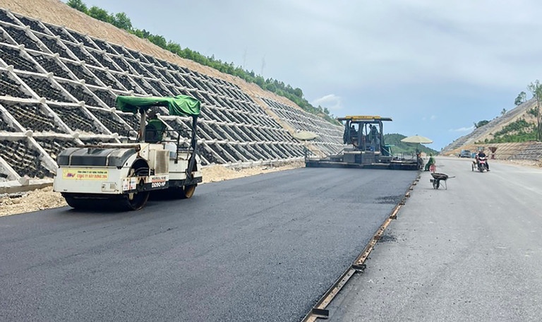 Bo truong GTVT thuc giai ngan nguon von 'khung' ngay tu dau nam 2024 hinh anh