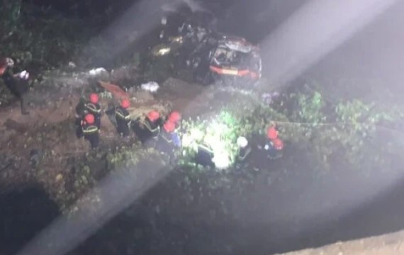 xe khach lao xuong vuc anh 1