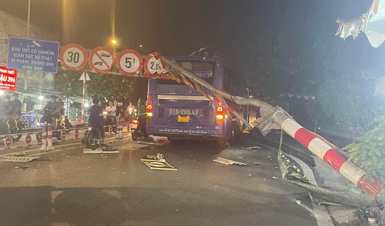 Xe buyt chay vao duong cam, tong sap khung gioi han o TP.HCM hinh anh