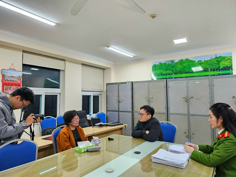 Sen Tai Thu,  Pham Thi Hoa,  Nguyen Thi Thuy Linh anh 1