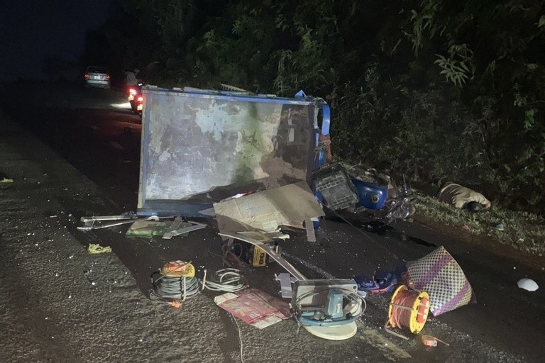 Va cham voi xe ba gac tren quoc lo, 2 thanh nien tu vong hinh anh