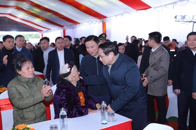 Thu tuong tham, tang qua gia dinh chinh sach, cong nhan tai Thanh Hoa hinh anh