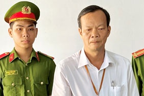 Khoi to bi thu xa do lien quan sai pham cum dan cu vuot lu hinh anh