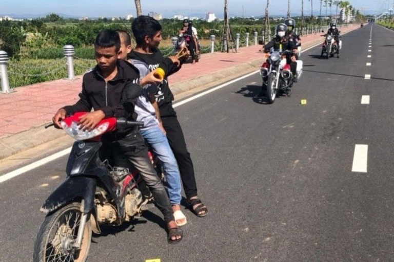 Xet xu nhom thanh nien ban na cao su vao CSGT hinh anh