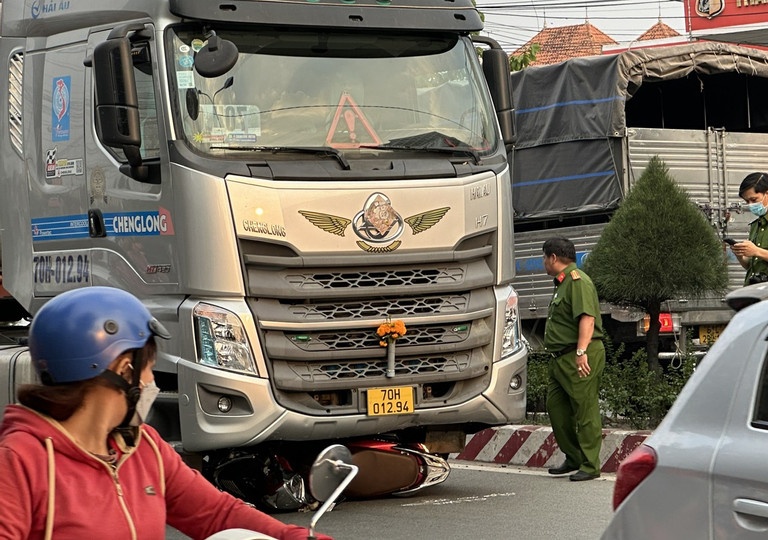 Hai nguoi tu vong sau va cham voi xe dau keo o Binh Duong hinh anh