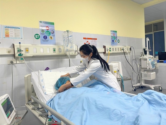 Hai nguoi hon me sau do dung than cui de suoi am o Thanh Hoa hinh anh