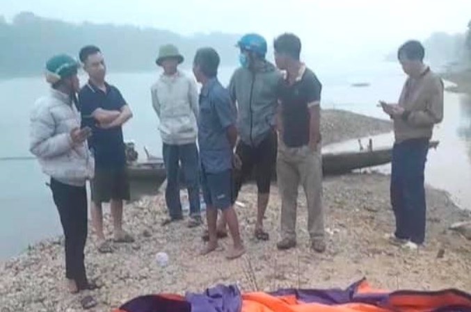 Tim thay thi the mot chau be tren song Lam hinh anh