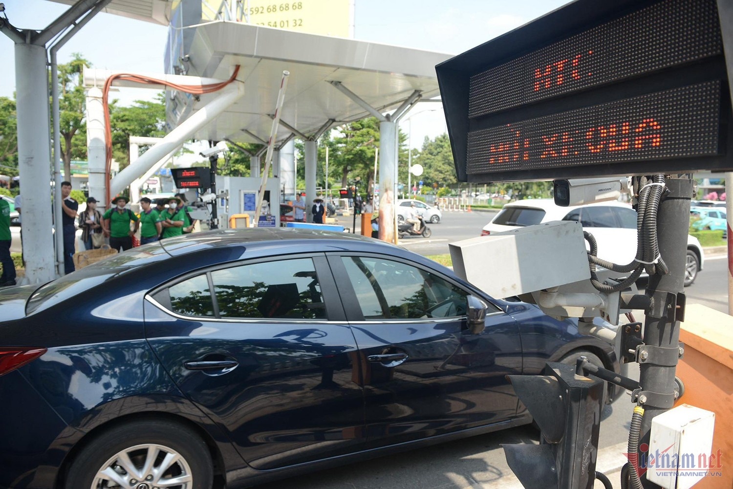 Thu phi san bay anh 2