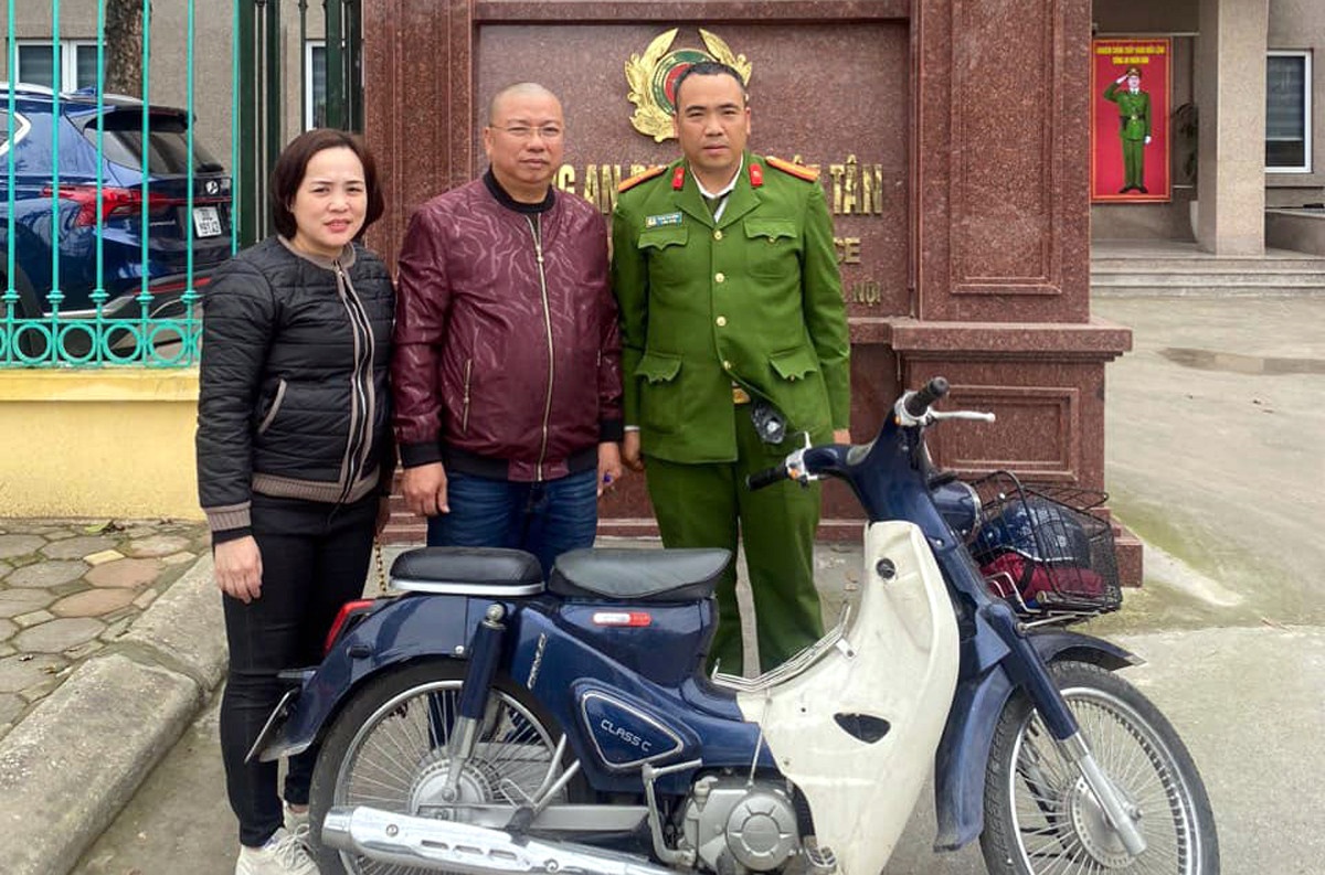 Di choi de quen xe may o vuon hoa, duoc cong an goi den trao tra hinh anh