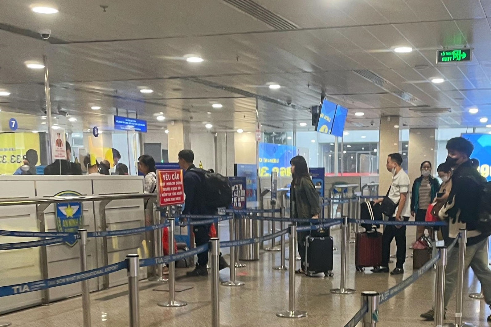 Don gan 135.000 khach, san bay Tan Son Nhat van thong thoang hinh anh