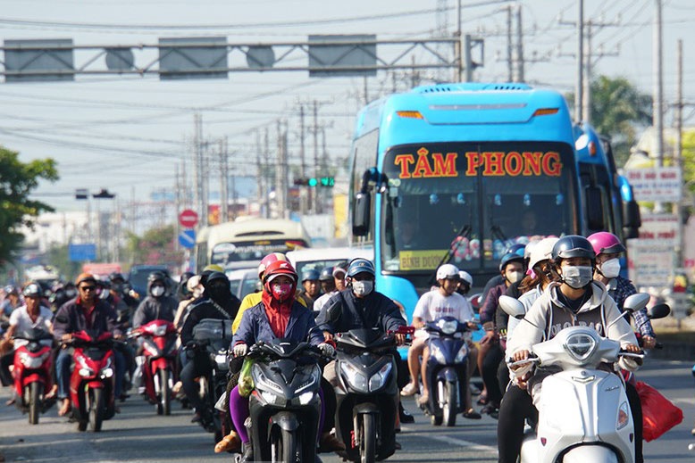 Nguoi dan mien Tay linh kinh do dac tro lai TP.HCM hinh anh
