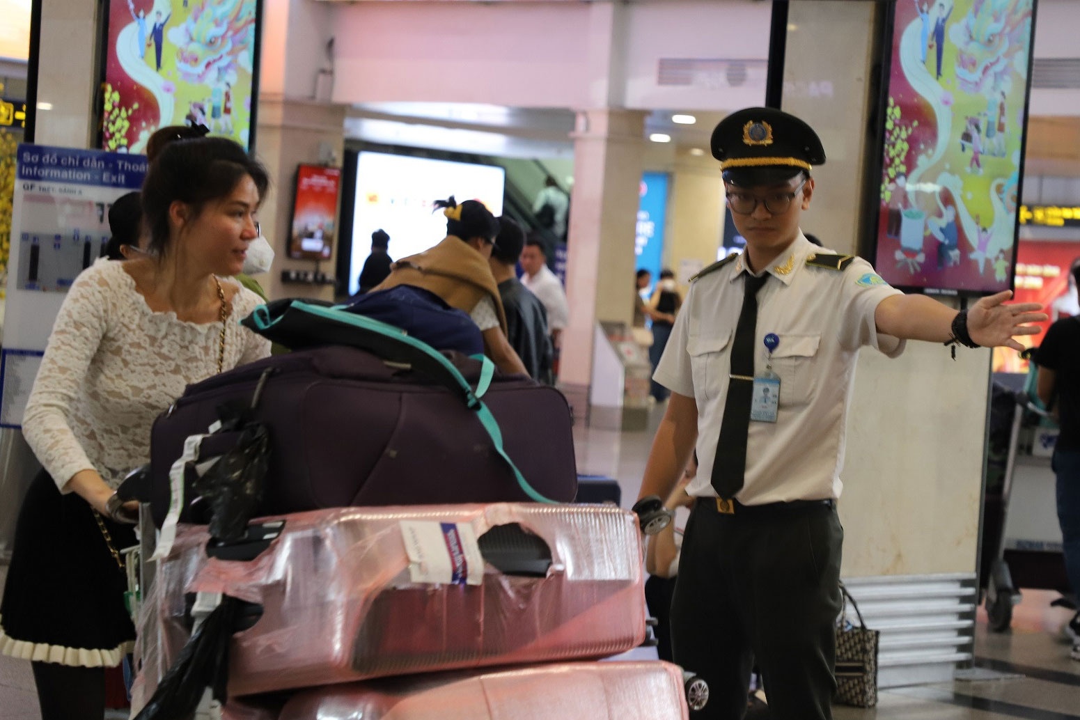 Hanh khach qua san bay Tan Son Nhat tang manh trong mung 2 Tet hinh anh