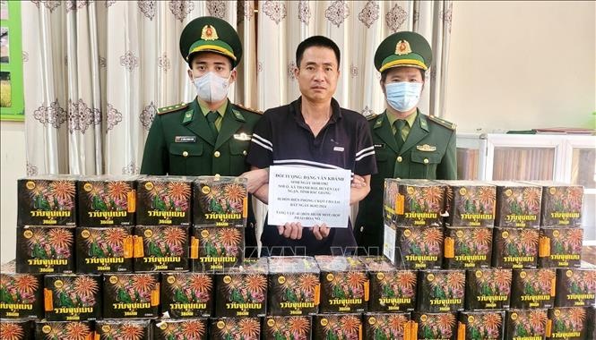 Bat doi tuong van chuyen trai phep hon 40 hop phao hoa hinh anh