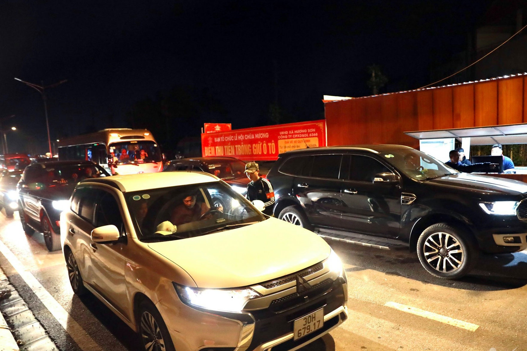 Du khach di le chua Huong buc xuc vi un tac 2 gio o bai xe hinh anh