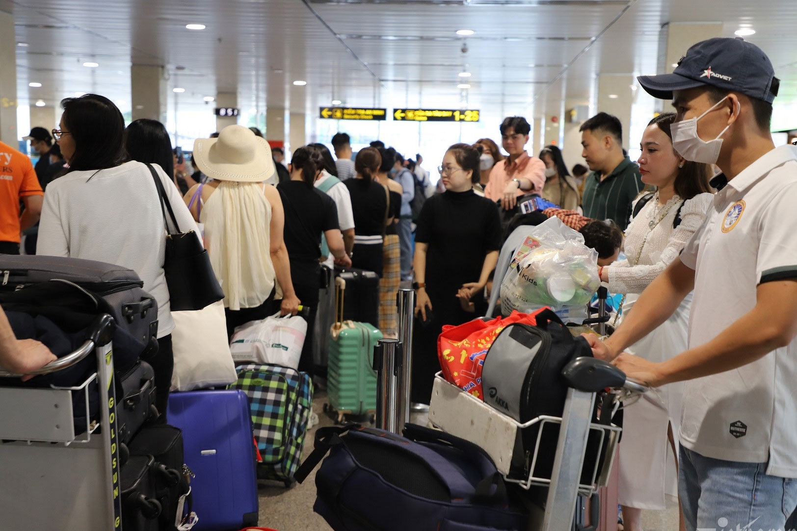 San bay Tan Son Nhat don 148.000 khach, xac lap dinh moi Tet Giap Thin hinh anh