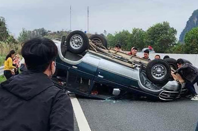 Xe con lat up tren cao toc Bac Giang - Lang Son, 2 nguoi bi thuong hinh anh