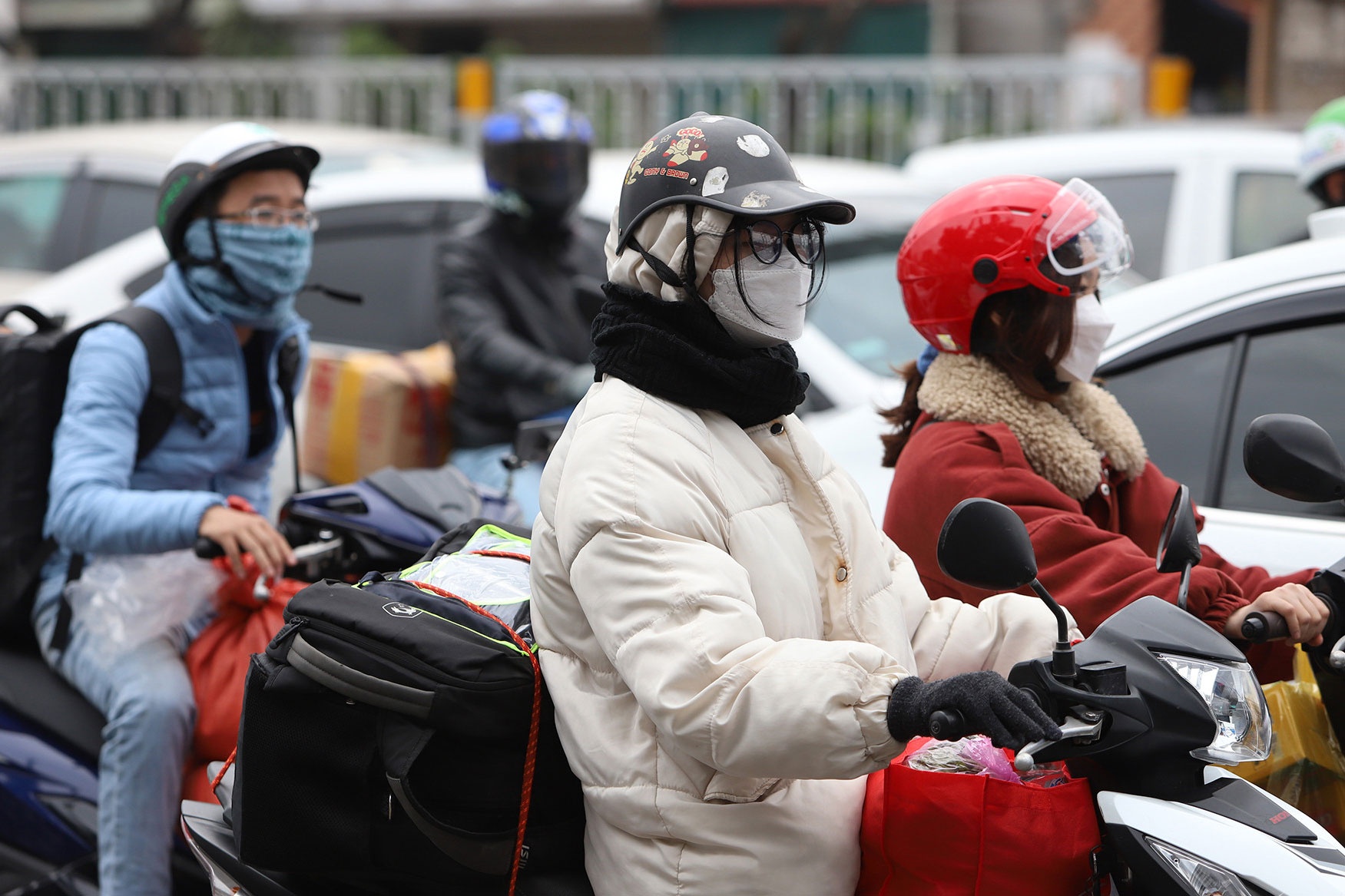 Nguoi dan 'tay xach, nach mang' tro lai Ha Noi sau ky nghi Tet hinh anh