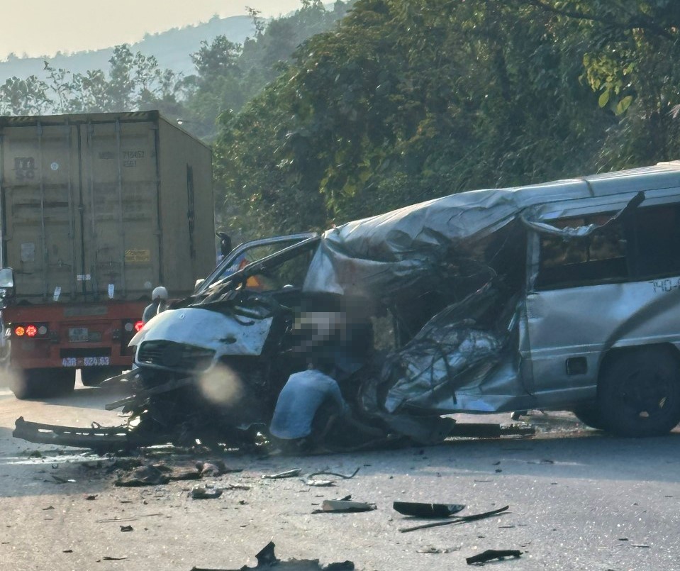 Xe ha tai va cham voi xe khach, tai xe tu vong mac ket trong cabin hinh anh