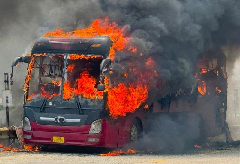 Xe khach boc chay tren deo Lo Xo, 21 nguoi thao chay hinh anh