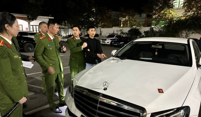 Tim thay ma tuy trong xe Mercedes E200 do nam thanh nien dieu khien hinh anh