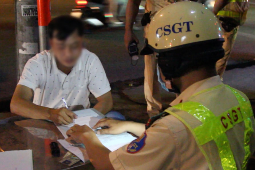 Vi pham nong do con kich khung, tai xe con chong doi CSGT hinh anh