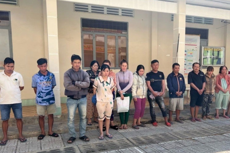 Pha song bac trong nha hoang do nu quai cam dau hinh anh