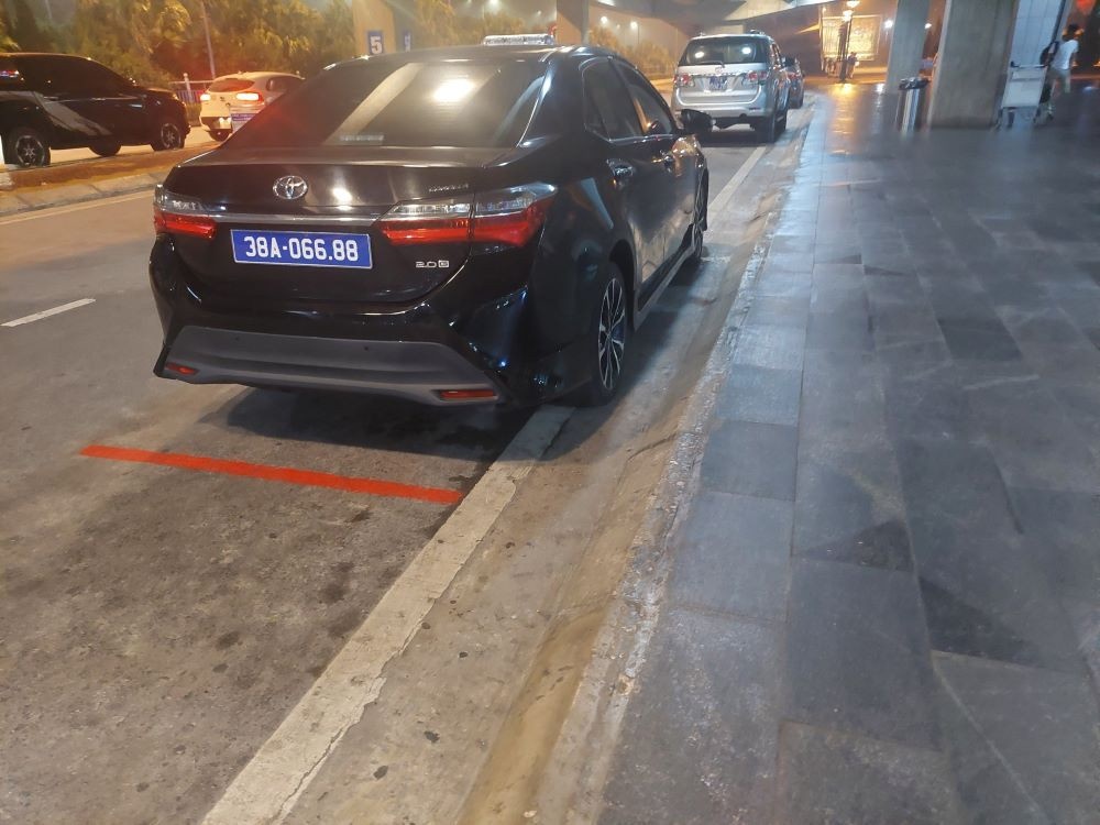 Xe cong Hoi Phu nu Ha Tinh dung coi uu tien de don nguoi nha lanh dao hinh anh