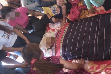 Be gai 9 tuoi truot chan xuong ho tu vong khi di bat oc hinh anh