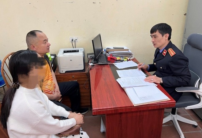 Khoi to nguoi nuoc ngoai dung gay golf dap hong oto cua doi tac hinh anh