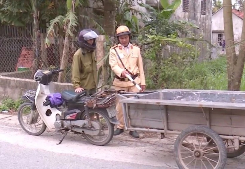 Di xe tu che bi phat bao nhieu tien? hinh anh