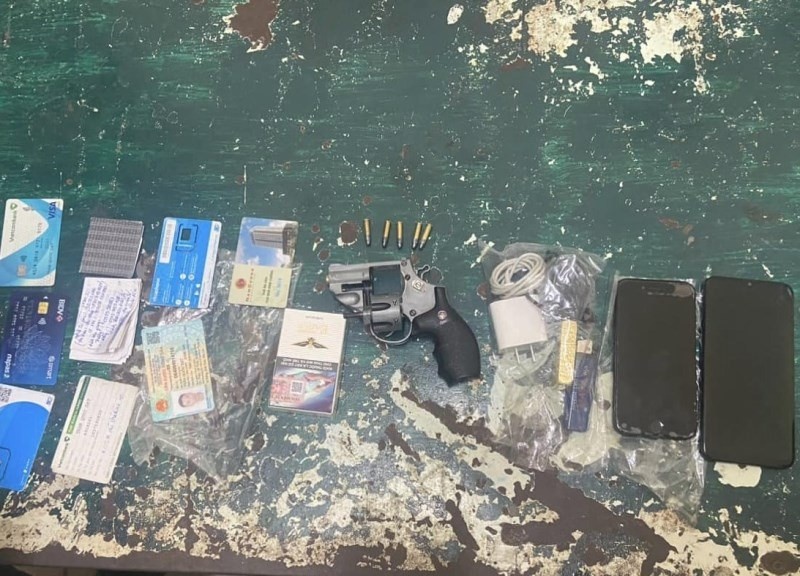 Bi kiem tra nong do con, nguoi dan ong rut sung de doa canh sat hinh anh