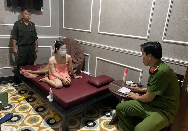 Bat qua tang nhieu nu nhan vien massage kich duc cho khach hinh anh