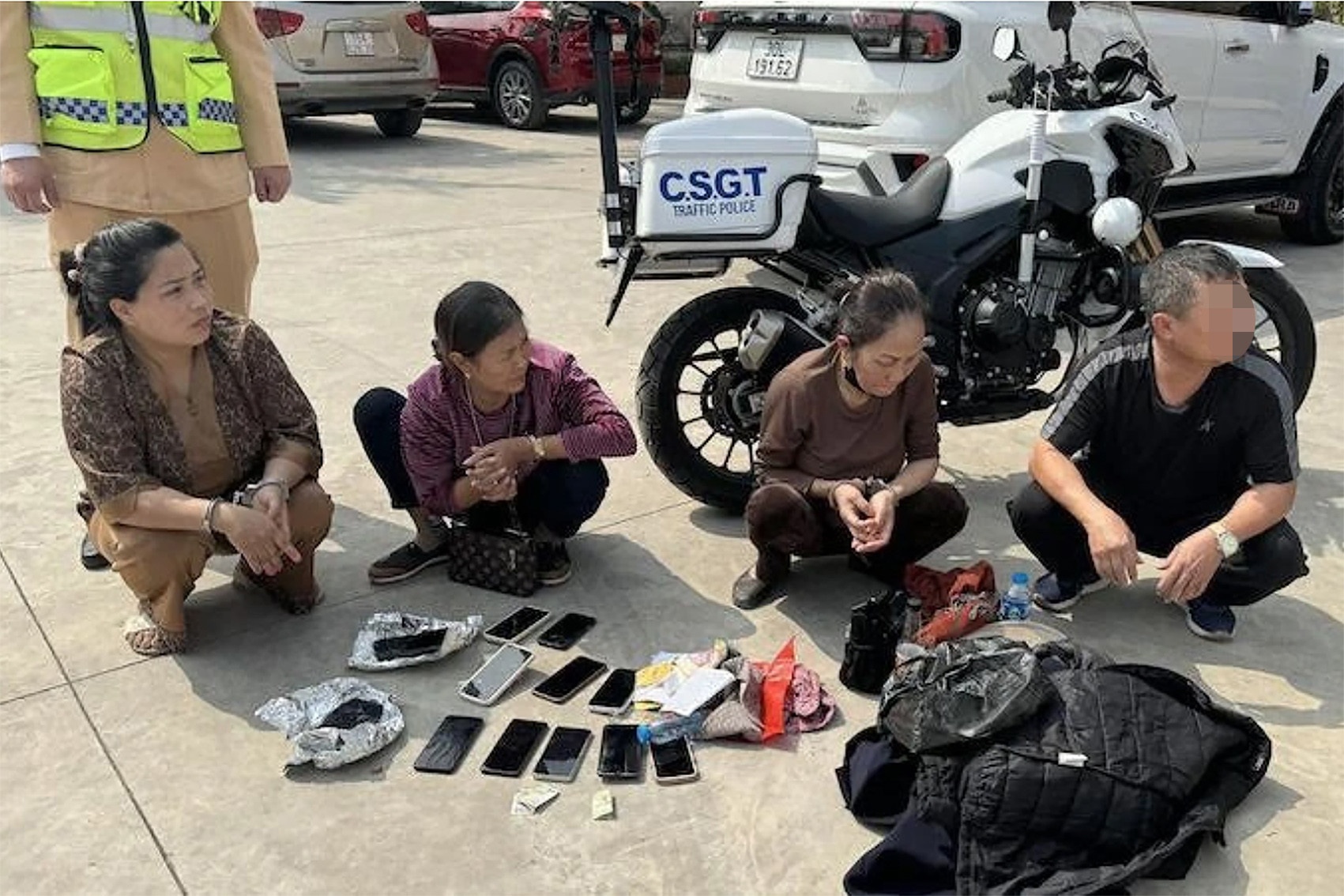 Bat nhom doi tuong di oto toi trom cap o le hoi Tien Cong hinh anh