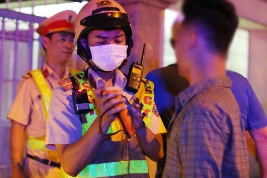 Cho giup nguoi dan ong ngoai quoc qua chot, tai xe bi phat 4,5 trieu hinh anh