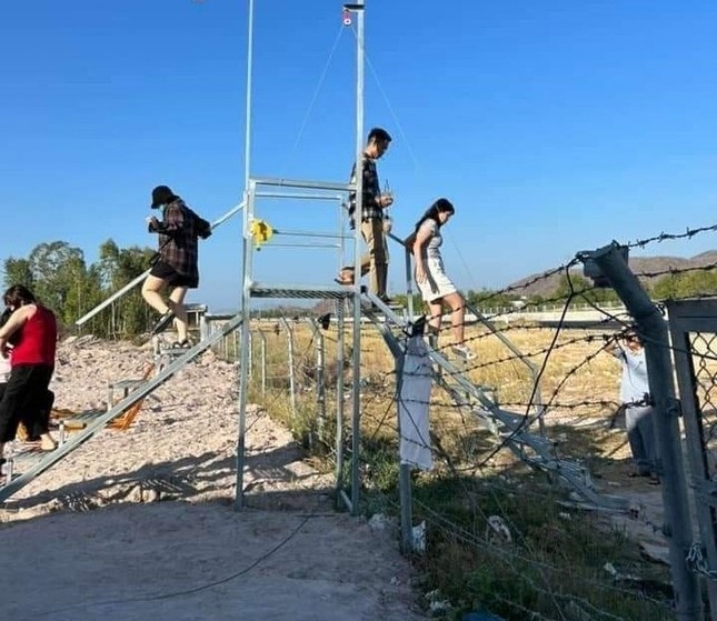 Nguoi dan tu lam thang vuot rao chan cao toc, cho khach di ve sinh hinh anh
