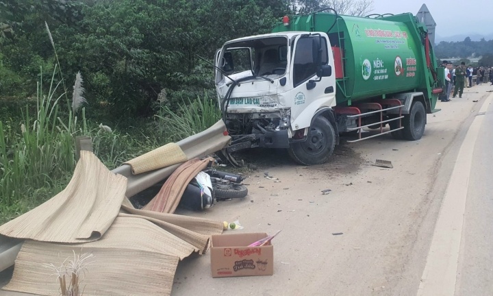 Bon thanh nien tu vong sau va cham tren cao toc Noi Bai - Lao Cai hinh anh