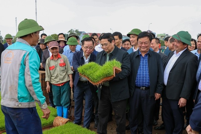 Thủ tướng lái máy cày ảnh 1 Thu tuong lai may cay anh 1
