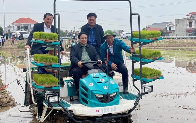 Thủ tướng lái máy cày ảnh 2 Thu tuong lai may cay anh 2