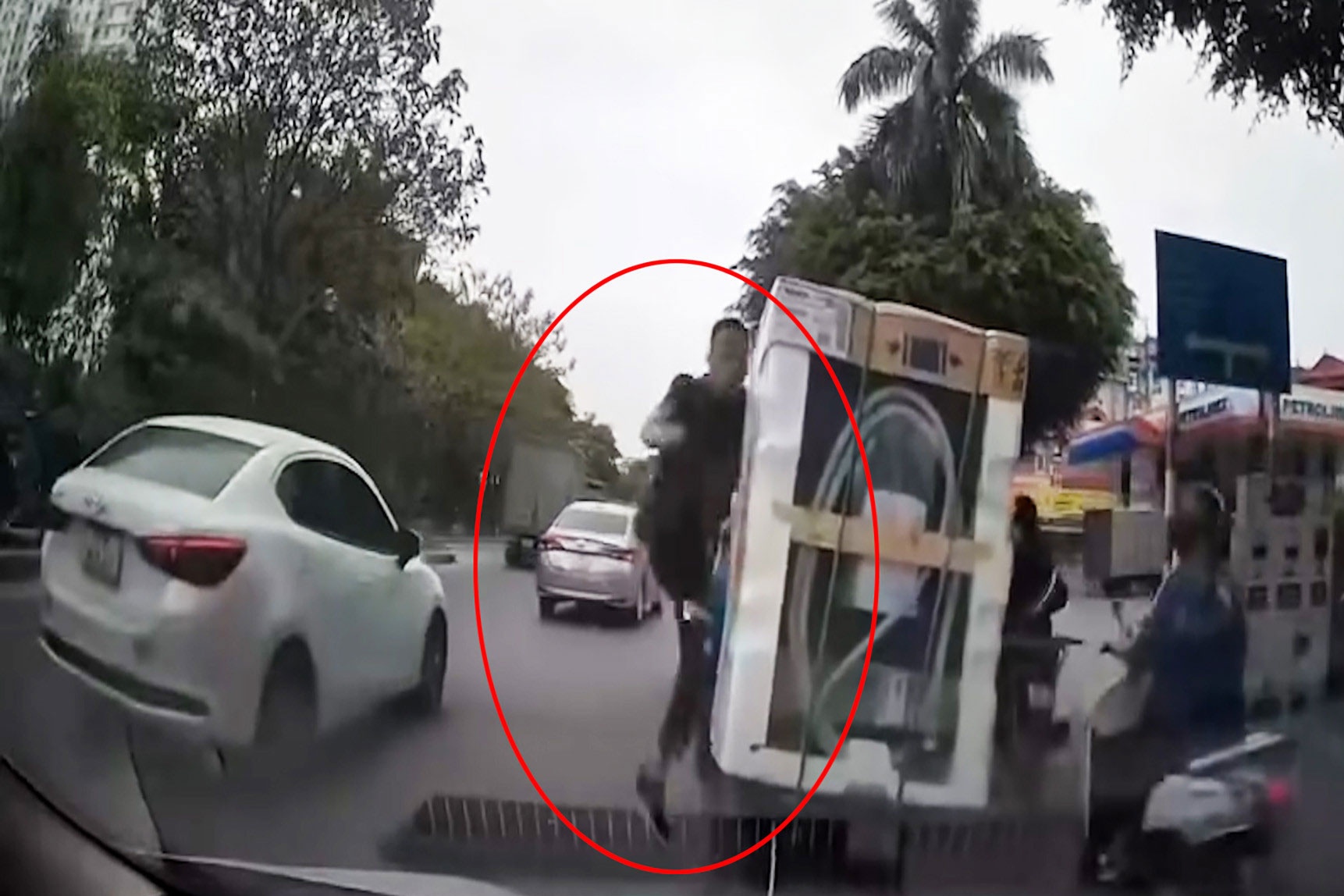 Tai xe oto con dap nga nguoi di xe may tren pho o Ha Noi hinh anh